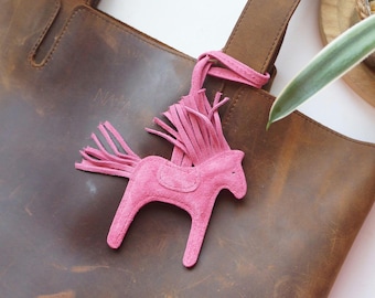 Charm para bolso de caballo elaborado en piel auténtica, accesorio para bolso hecho a mano.