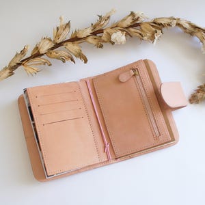 Personalisierte Leder-Brieftasche für das Notebook des Reisenden, Passport-Größe Kartenfächer und Reißverschlusstasche einlegen, All-in-One-Reise-Brieftaschengeschenk