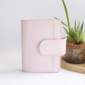 Personalisierte A6 Ziege Lederhülle hellrosa für Hobonichi Techo, Midori, Moleskine Tageszeitung Schnappverschluss, Kartenfach, Hülle Schriftsteller Geschenk