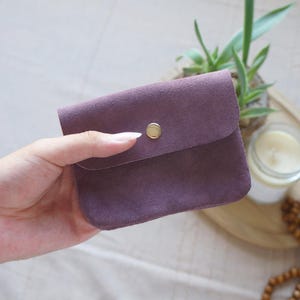Monedero de piel de ante en morado uva intenso: minimonedero de piel suave para pequeños objetos esenciales, regalo para mujer, lujo diario y consciente.