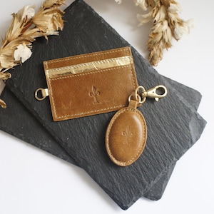 Porta-cartões de crédito de couro marrom neutro personalizado, conjunto de presente, chaveiro preto, iniciais personalizadas, carteira fina, estojo de couro para cartão pequeno