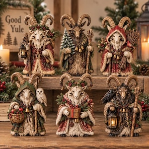 Puede incluir: Una colección de seis figuras de cabras vestidas con ropa de invierno, con varios accesorios como linternas, pinos, cestas de manzanas, regalos y pájaros. Cada cabra tiene cuernos curvados y texturas de pelaje detalladas.