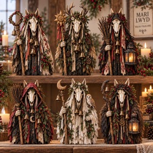 Puede incluir: Seis figuras de Mari Lwyd con cabezas de cráneo de caballo cubiertas con mantos texturizados adornados con pino, bayas y campanas. Cada figura sostiene un bastón con símbolos como un sol, una luna o una linterna, representando el folclore galés.