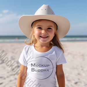 Maquete de camiseta branca infantil, maquete de camiseta branca Bella Canvas, maquete de cowgirl, maquete de camiseta infantil, 3001T, 3001Y, camiseta infantil Gildan, praia