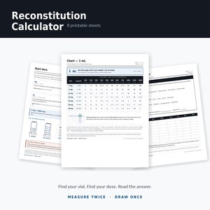Può includere: Un set di otto fogli stampabili intitolati Reconstitution Calculator, contenenti testo informativo, una tabella di dosaggio da 1 ml e un tracker di pianificazione. I documenti utilizzano testo nero e blu su carta bianca per i dati.