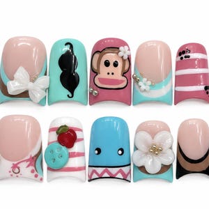Unghie finte Y2K Kawaii Monkey / Set di unghie con ciondoli 3D blu pastello e rosa / Unghie carine fatte a mano