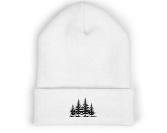 Pode incluir: Um gorro de malha branco com aba dobrada. Centralizado na parte frontal da aba, há um pequeno e detalhado gráfico bordado em preto que retrata um grupo de quatro pinheiros perenes alinhados sobre o tecido branco do gorro.