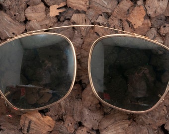 Goldtoned folding clip on sunglasses. Mid century, squared lenses. Green lenses.