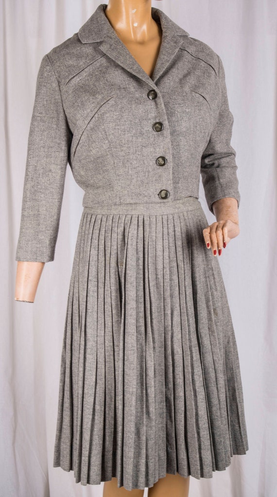 1960s womens grey wool skirt set. Short jacket, an
