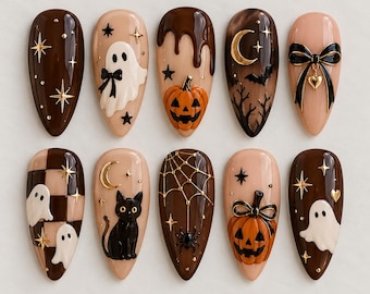 Może przedstawiać: Zestaw dziesięciu migdałowych sztucznych paznokci z motywami halloweenowymi w kolorach brązowym, beżowym, pomarańczowym i czarnym. Paznokcie przedstawiają wzory takie jak duchy, dynie, czarny kot, pajęczyna, półksiężyc, gwiazdy i czarna kokarda.