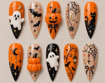 Może przedstawiać: Zestaw dziesięciu sztucznych paznokci w kształcie sztyletu z motywami Halloween. Paznokcie mają pomarańczowe, czarne i brokatowe beżowe tła z akcentami 3D, w tym białymi duchami, pomarańczowymi dyniami, czarnymi kotami, nietoperzami i pajęczynami.