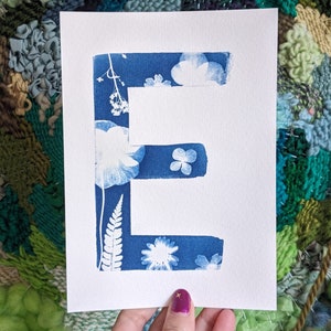 Carte postale florale monogramme, cyanotype, bleu et blanc 5 « x 7 » personnalisé, carte alphabet unique, impression solaire, options d’enveloppe