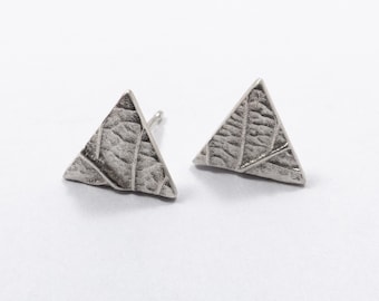 Pendientes pequeños del triángulo de plata - pendientes de la hoja de plata - pendientes de la naturaleza de la plata - pendientes de la hoja de la novia - joyería geométrica - regalo de la naturaleza
