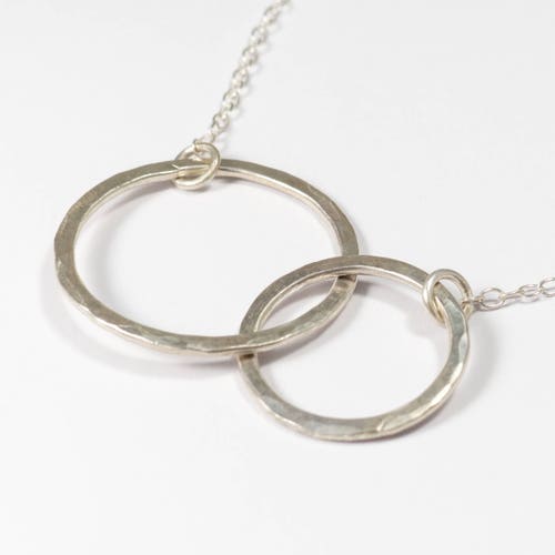 Interlocking Circle Necklace Mother 