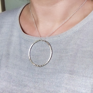 Colar grande de círculo de prata martelado - pingente de círculo martelado mínimo moderno - colar de anel geométrico de prata - colar da eternidade