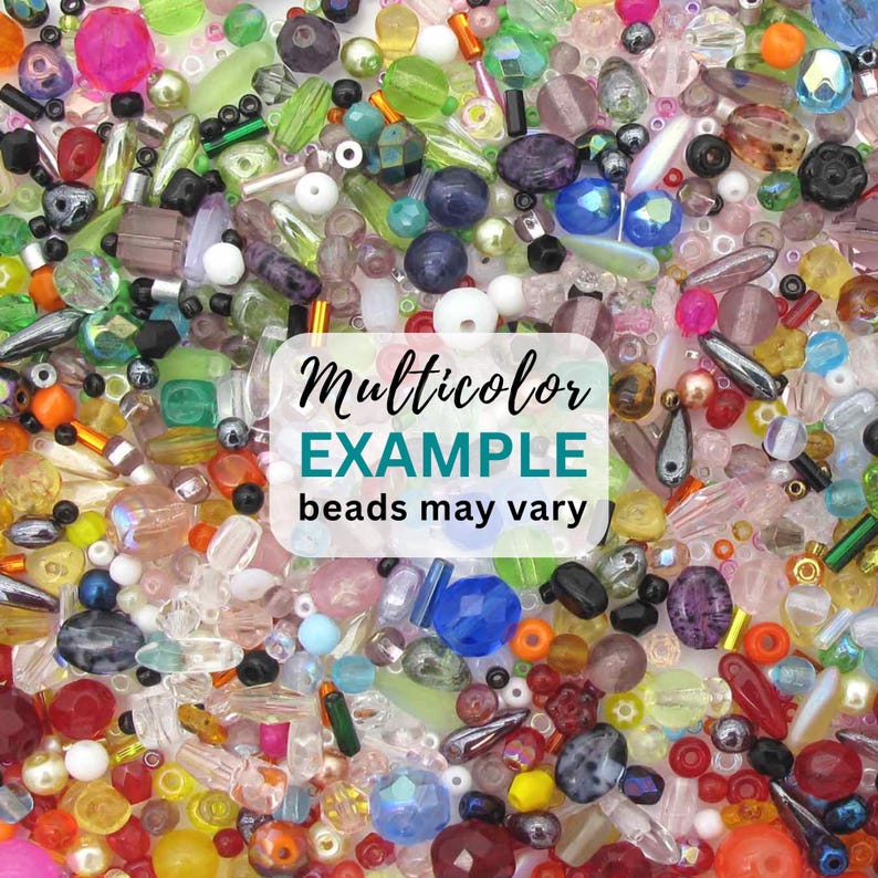 K&ouml;nnte beinhalten: Eine gro&szlig;e Sammlung loser Perlen in verschiedenen Formen, Gr&ouml;&szlig;en und Farben, darunter Rot, Blau, Gr&uuml;n, Gelb und Klarglas. Ein wei&szlig;es Etikett in der Mitte tr&auml;gt den Text Multicolor EXAMPLE beads may vary in schwarzer und t&uuml;rkiser Schrift.