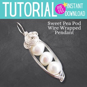 Pu&ograve; includere: Un ciondolo avvolto in filo d'argento a forma di baccello di pisello con tre perle bianche all'interno. Il ciondolo &egrave; su uno sfondo nero. Il testo "Sweet Pea Pod Wire Wrapped Pendant" &egrave; sopra il ciondolo.