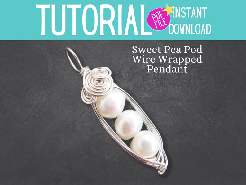Pu&ograve; includere: Un ciondolo avvolto in filo d'argento a forma di baccello di pisello con tre perle bianche all'interno. Il ciondolo &egrave; su uno sfondo nero. Il testo "Sweet Pea Pod Wire Wrapped Pendant" &egrave; sopra il ciondolo.