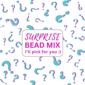 K&ouml;nnte beinhalten: Ein wei&szlig;er Hintergrund mit verstreuten t&uuml;rkisfarbenen Fragezeichen. In der Mitte befindet sich ein rechteckiges Feld mit gestricheltem Rand und dem magentafarbenen Text: SURPRISE BEAD MIX, I&rsquo;ll pick for you :). Das Design zeigt ein wiederkehrendes Muster.