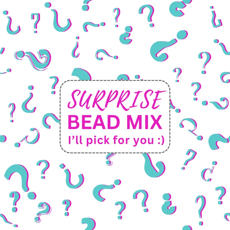 K&ouml;nnte beinhalten: Ein wei&szlig;er Hintergrund mit verstreuten t&uuml;rkisfarbenen Fragezeichen. In der Mitte befindet sich ein rechteckiges Feld mit gestricheltem Rand und dem magentafarbenen Text: SURPRISE BEAD MIX, I&rsquo;ll pick for you :). Das Design zeigt ein wiederkehrendes Muster.