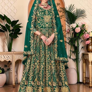 Vestido de red verde con bordado de hilo, detalles de costura y pedrería, dupatta a juego, vestido étnico indio semi-confeccionado para bodas y festivales.