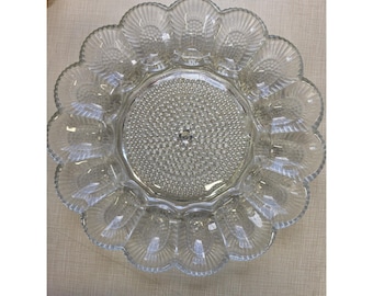 Piatto vintage in vetro trasparente per uova ripiene, con 15 scomparti e bordo smerlato a borchie, 28 cm.