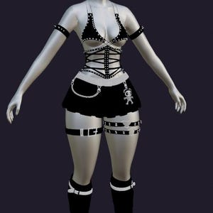 Könnte beinhalten: Ein schwarz-weißes Outfit bestehend aus einem nietenbesetzten Neckholder-Top, einem Korsett-Oberteil mit Kreuzriemen, einem Faltenrock mit Kette und Bärenanhänger, Beingartern mit Herz- und Ringakzenten, Armbändern und schwarzen Beinstulpen mit weißen Riemen.