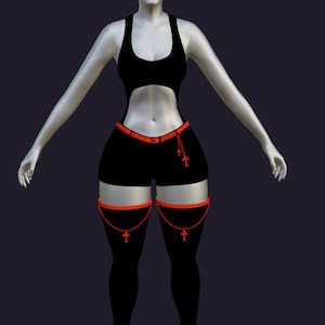 Op de afbeelding: Een zwart mouwloos rompertje met een uitsnede bij de taille, gecombineerd met een zwarte short met een rode riem en een hangende rode kruisbedel. De outfit bevat zwarte dijhoge kousen met rode randen en rode kruisjes verbonden door dunne kettingen.