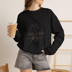 Felpa girocollo con logo "Confidently Me" / tipografia bianca minimalista