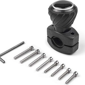 Op de afbeelding: Een zwarte stuurwielknop met een getextureerde handgreep met spiraalpatroon en een zilverkleurige ring. De set bevat een zwarte montageklem, zeven zilverkleurige metalen bouten van verschillende lengtes en een L-vormige inbussleutel.