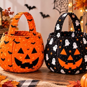 Puede incluir: Dos cestas de tela para dulces de Halloween con asas. La cesta izquierda es naranja con un patrón de murciélagos negros y una cara de calabaza negra. La cesta derecha es negra con un patrón de fantasmas blancos y estrellas naranjas.
