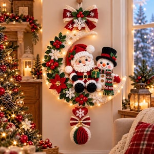 Puede incluir: Un adorno de pared en forma de media luna con un Santa Claus y un muñeco de nieve tejidos a ganchillo. La luna está decorada con hojas verdes, bayas rojas, copos de nieve blancos y un lazo grande. Un corazón y una esfera cuelgan abajo.