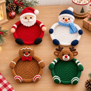 Könnte beinhalten: Vier kreisförmige Häkeluntersetzer mit Weihnachtsmotiven: ein roter Weihnachtsmann, ein weißer Schneemann mit blauem Schal, ein brauner Lebkuchenmann mit roter Fliege und ein braunes Rentier mit grün-weiß gestreiften Ärmeln.