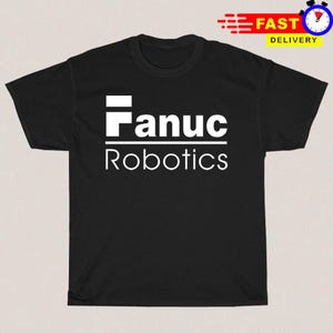Op de afbeelding: Een zwart T-shirt met korte mouwen en de witte tekst Fanuc Robotics op de borst gedrukt. Het ontwerp bevat een gestileerde letter F boven het woord Fanuc, gevolgd door een horizontale lijn en het woord Robotics in een strak lettertype.