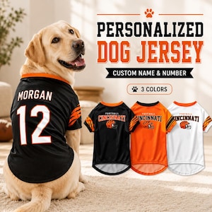 Könnte beinhalten: Ein Hund trägt ein schwarzes Trikot mit dem Namen MORGAN und der Nummer 12 auf dem Rücken. Der Text lautet PERSONALIZED DOG JERSEY, CUSTOM NAME & NUMBER, 3 COLORS und FOOTBALL CINCINNATI. Drei Trikots sind in Schwarz, Orange und Weiß abgebildet.