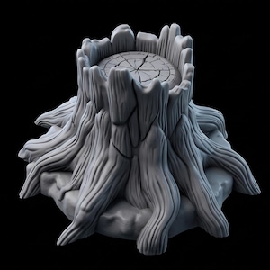 Peut inclure: Une base de présentation miniature tridimensionnelle gris clair en forme de souche d'arbre usée. L'objet présente un sommet circulaire avec des cernes et des fissures visibles, entouré d'écorce texturée verticale et de racines épaisses.