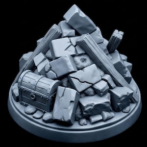 Puede incluir: Una base de juego en miniatura gris que presenta un montón de escombros, bloques de piedra rotos y tablones de madera. Un pequeño cofre del tesoro detallado con tapa redondeada y bandas metálicas se asienta sobre una plataforma circular.