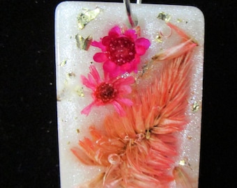 Pendant necklace with pressed flowers and resin