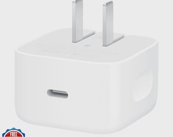 Pode incluir: Um adaptador de energia branco com um corpo quadrado compacto e cantos arredondados. Inclui dois pinos metálicos planos e verticais na superfície superior e uma única porta USB-C centrada na face frontal para conexão de cabos.