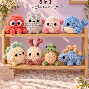 Op de afbeelding: Een verzameling van acht gehaakte knuffels op een houten plank met twee niveaus. De figuren omvatten een rode octopus, een grijze kat, een roze wezen, een blauwe walvis, een groene dinosaurus, een beige wezen met hartvormige antennes, een schildpad en een blauwe stegosaurus. Tekst: No Sew 8 in 1 Patterns Bundle.