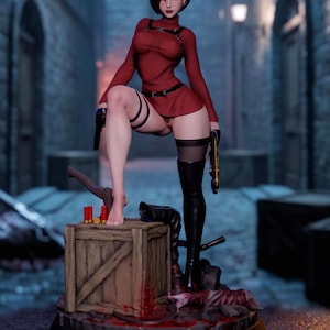 Puede incluir: Una figura coleccionable de un personaje con cabello corto oscuro, vestido con un traje rojo de cuello alto y manga larga, cinturón negro y botas altas. El personaje sostiene dos pistolas y está de pie sobre una caja de madera con cartuchos.