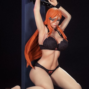Puede incluir: Una figura coleccionable de estilo anime con un personaje de largo cabello naranja, que viste un sujetador de encaje negro y bragas negras a juego con pequeños lazos rojos. La figura tiene los brazos levantados y las muñecas atadas a un pilar.