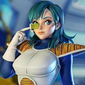Può includere: Una statuetta da collezione di un personaggio con capelli color verde acqua e occhi verdi, che indossa una tuta blu, un'armatura pettorale bianca con spallacci a righe gialle e guanti bianchi. Il personaggio ha uno scouter verde traslucido.