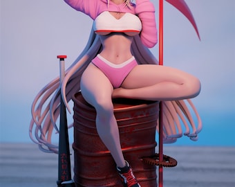 Könnte beinhalten: Eine Anime-Sammelfigur mit langem blonden Haar und roten Hörnern, bekleidet mit einem bauchfreien rosa Kapuzenpullover, einem weißen Oberteil und einer rosa Shorts. Die Figur sitzt auf einem roten Fass neben einem schwarzen Baseballschläger.