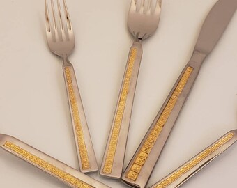 Ensemble de couverts Mid-Century en acier inoxydable poli et or avec touches grecques