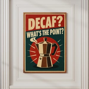 Puede incluir: Un póster rectangular enmarcado en madera con una ilustración gráfica de una cafetera italiana centrada en un círculo rojo sobre un fondo verde azulado oscuro. El texto DECAF? WHAT'S THE POINT? aparece en letras grandes de color crema.