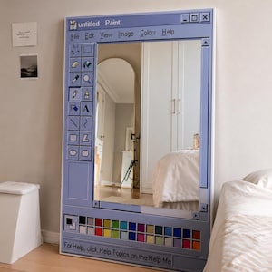Puede incluir: Un espejo rectangular de pie con un marco impreso con la interfaz de un programa de pintura informático clásico. El diseño incluye una barra de herramientas con iconos, una paleta de colores en la parte inferior y el texto "untitled - Paint" y "For Help, click Help Topics on the Help Me".