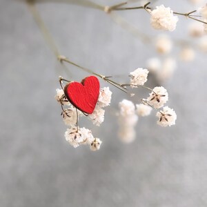 Ensemble dépingles de coeur de 3 Petite broche rouge Épingle de Saint-Valentin coeur en bois pour femmes Cadeaux pour enfants Épingle à cravate damour image 7