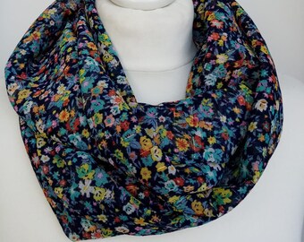 Snood tissu marine à fleurs // voile léger // letitsnood // écharpe circulaire // ENVOI GRATUIT