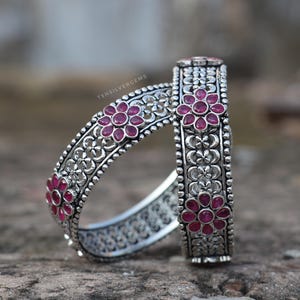 Conjunto de brazaletes tribales de plata de ley 925, brazalete Kada de plata oxidada con forma de flor de rubí, joyería étnica india estilo Jhumka, pulsera de filigrana bohemia